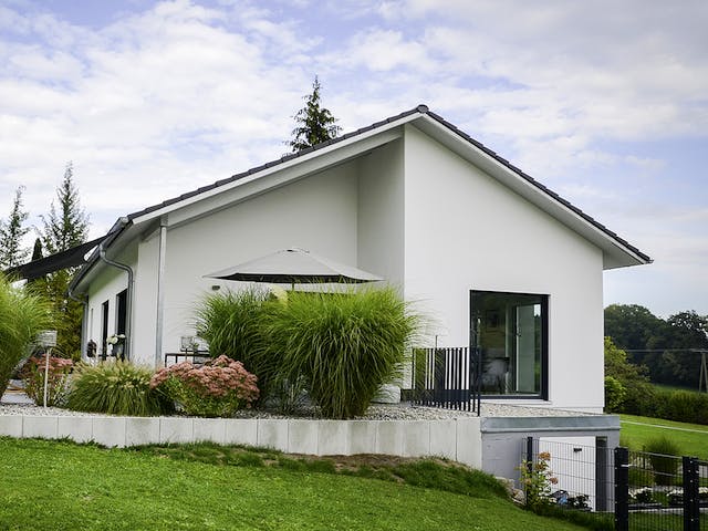 Fertighaus Zweifamilienhaus RG von Weizenegger Schlüsselfertig ab 540000€, Satteldach-Klassiker Außenansicht 3