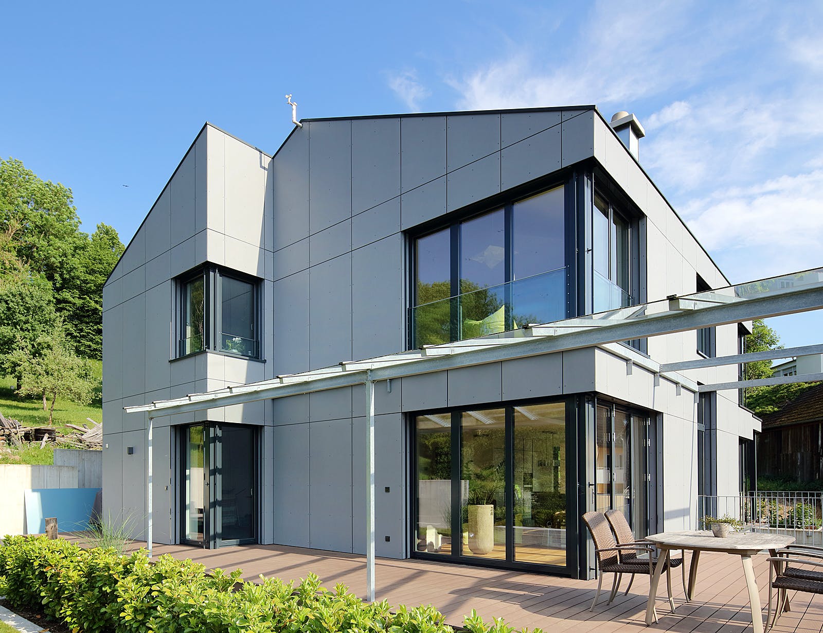 Fertighaus Haus mit Einliegerwohnung WW von Weizenegger Schlüsselfertig ab 650000€, Satteldach-Klassiker Außenansicht 1