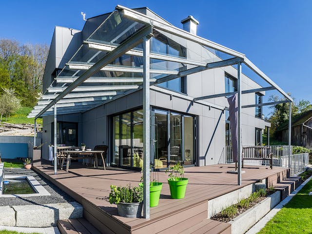 Fertighaus Haus mit Einliegerwohnung WW von Weizenegger Schlüsselfertig ab 650000€, Satteldach-Klassiker Außenansicht 5