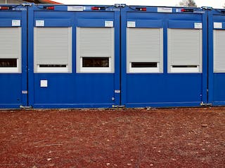 Blaue Wohncontainer auf der Baustelle