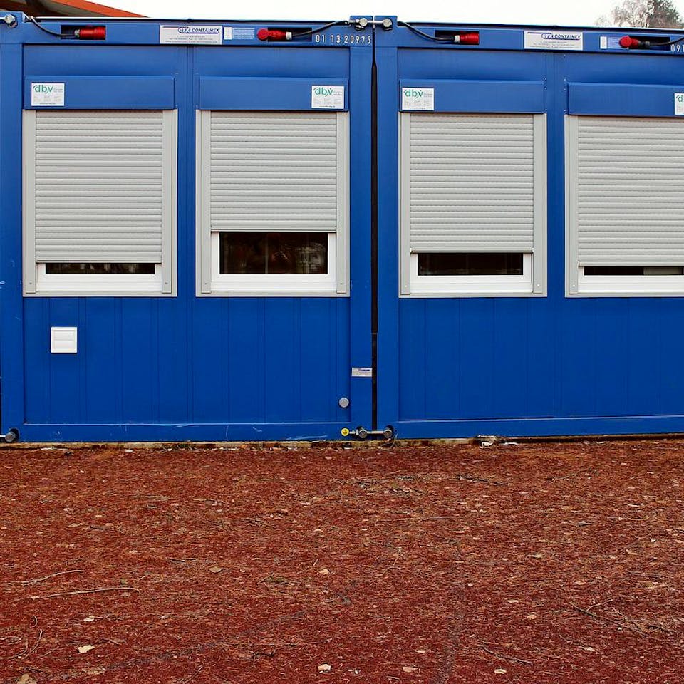 Blaue Wohncontainer auf der Baustelle