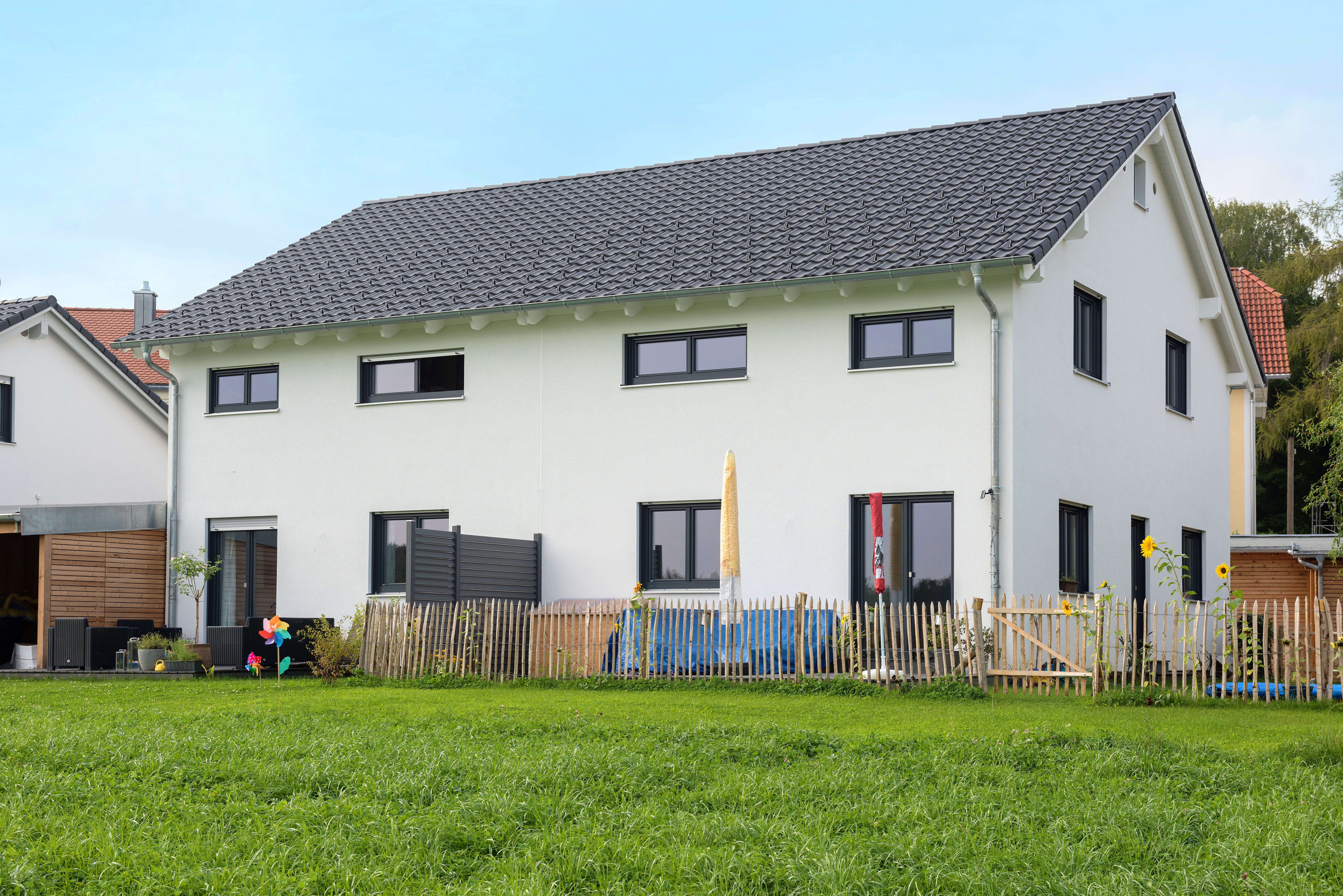 Fertighaus Doppelhaus Fürstenfeldbruck von Wolf System, Satteldach-Klassiker Außenansicht 2