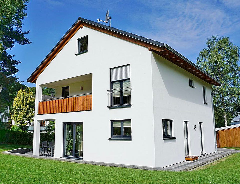 Fertighaus Haus Bretten von Wiese und Heckmann, Satteldach-Klassiker Außenansicht 1