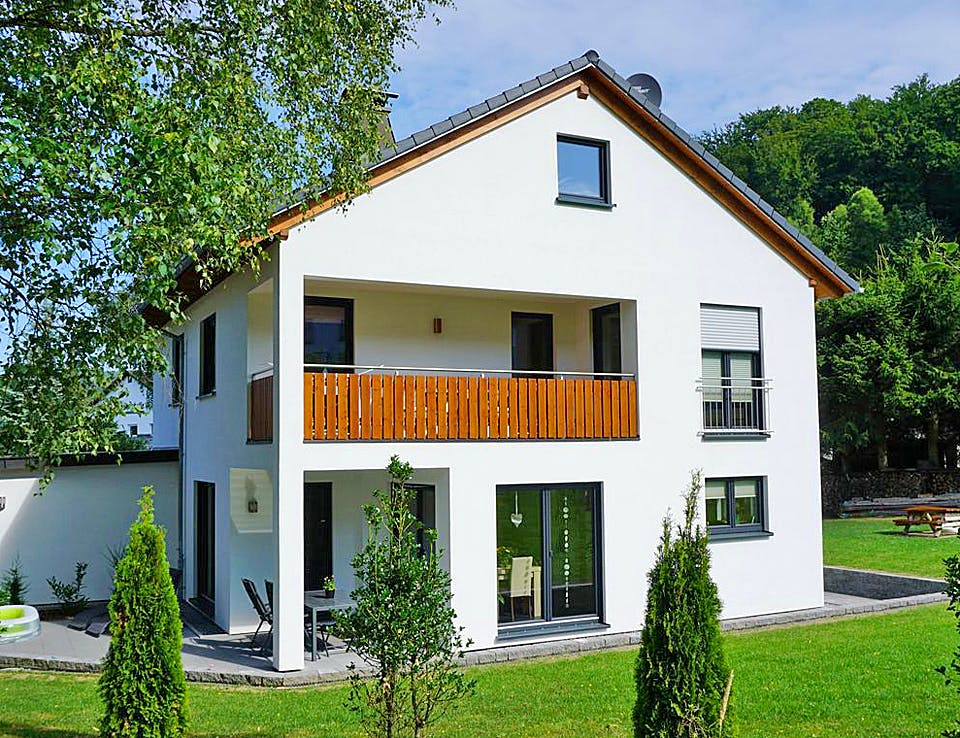 Fertighaus Haus Bretten von Wiese und Heckmann, Satteldach-Klassiker Außenansicht 2