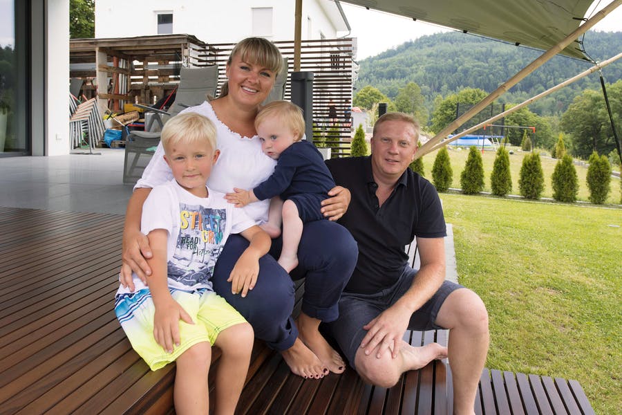 Die Bauherrenfamilie Becker sitzt vor ihrem fertigen Ytong Bausatzhaus