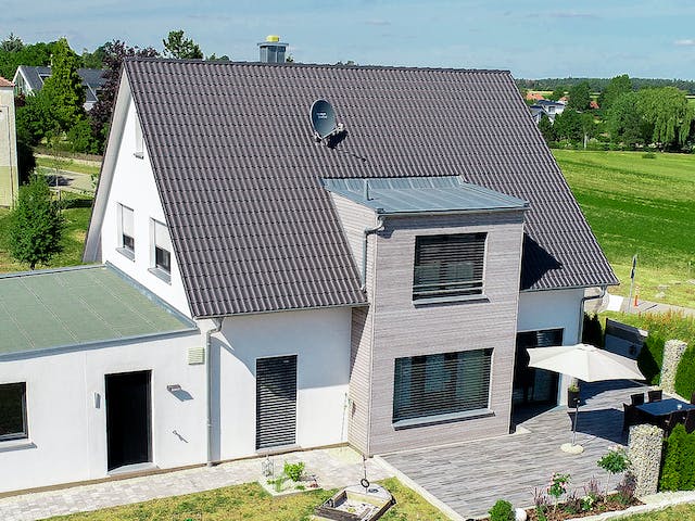 Fertighaus Einfamilienhaus Satteldach mit Doppelgarage von Ziegler Haus Schlüsselfertig ab 250000€, Außenansicht 2