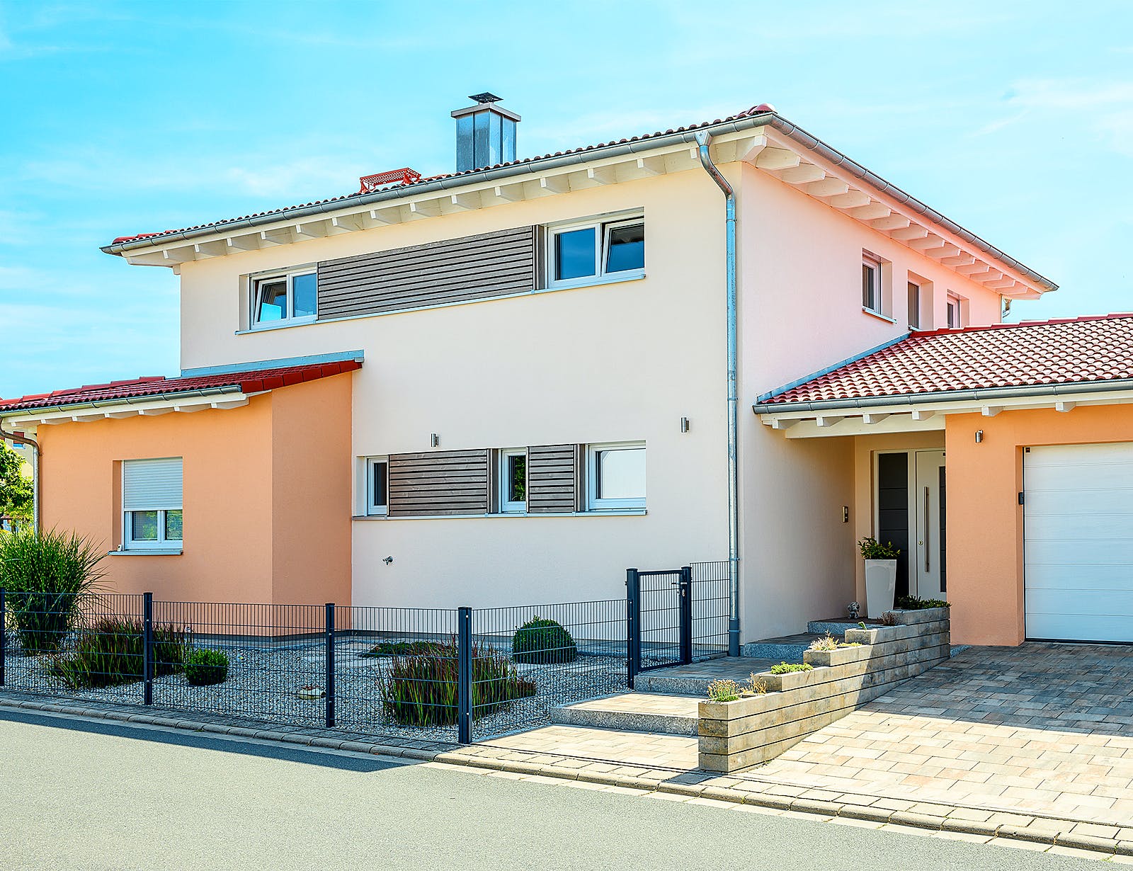 Fertighaus Einfamilienhaus Walmdach mit Doppelgarage von Ziegler Haus Schlüsselfertig ab 295000€, Stadtvilla Außenansicht 1