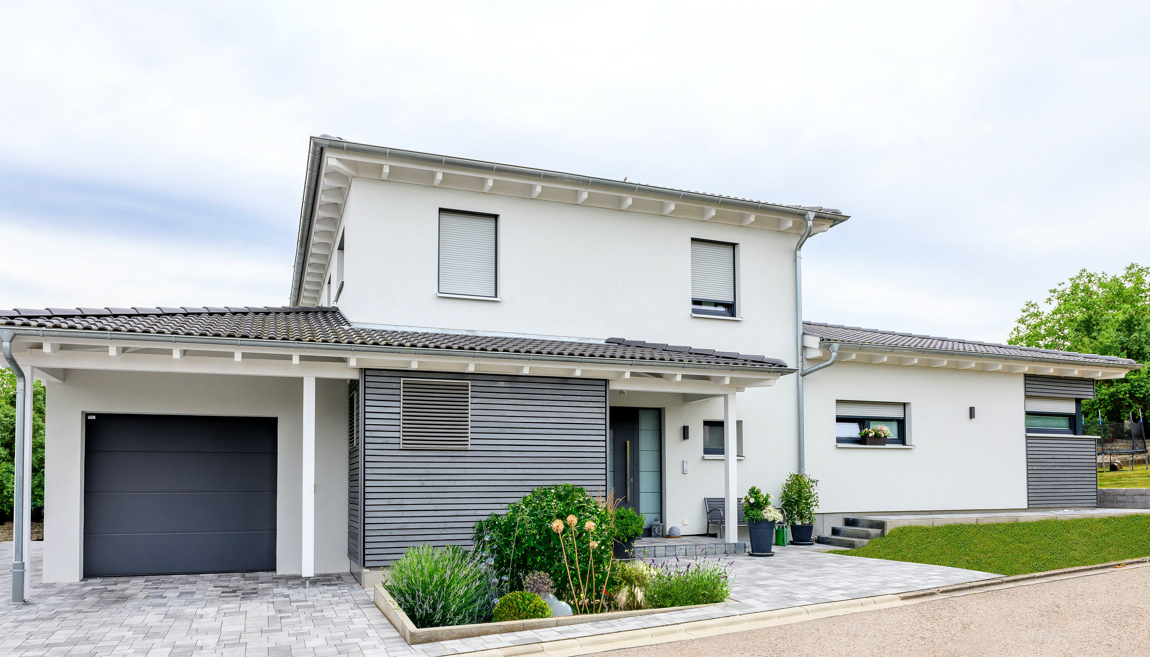 Fertighaus Einfamilienhaus mit Einzelgarage von Ziegler Haus Schlüsselfertig ab 315000€, Stadtvilla Außenansicht 1