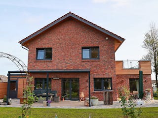 Fertighaus Stadthaus Klassisch von Zimmerer-Profibau Schlüsselfertig ab 510000€, Satteldach-Klassiker Außenansicht 3